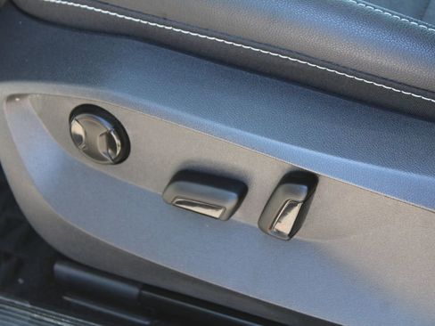 Used 2023 Volkswagen Taos SE w/ Panoramic Sunroof Package FWD image 24