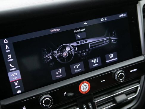 Certified 2024 Porsche Macan image 15