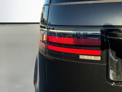 New 2026 Land Rover Discovery Limited Edition image 10