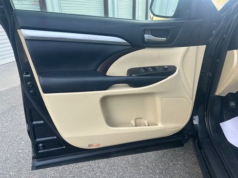 Used 2019 Toyota Highlander XLE image 15