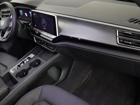 Used 2024 Volkswagen Atlas Cross Sport SE image 18