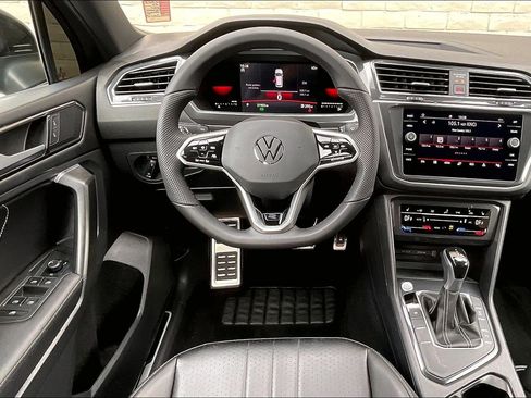 Certified 2022 Volkswagen Tiguan SE R-Line image 4