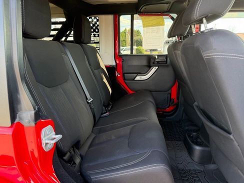 Used 2016 Jeep Wrangler Unlimited Sahara image 33