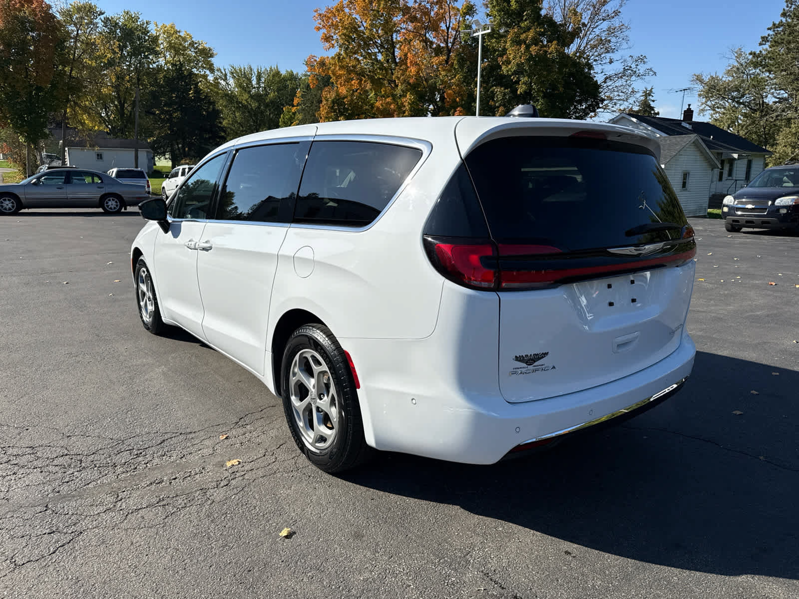 Used 2024 Chrysler Pacifica Limited w/ Uconnect Theater Family Group FWD image 5