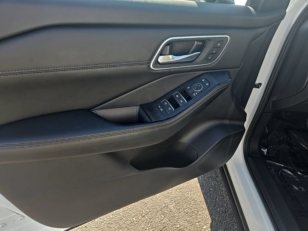 Used 2025 Nissan Rogue Platinum AWD/4WD image 10