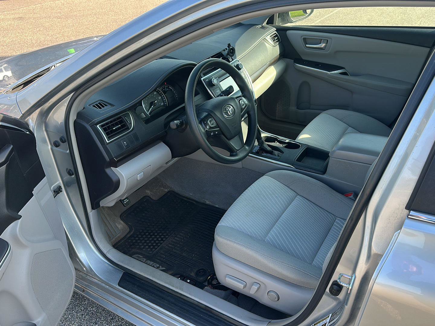 Used 2015 Toyota Camry LE FWD image 8