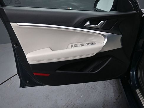 Used 2025 Genesis G70 2.5T image 29