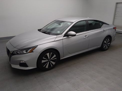 Used 2022 Nissan Altima 2.5 SV FWD image 2