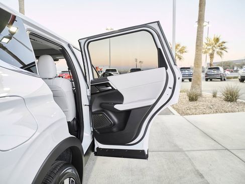 New 2026 Mitsubishi Outlander SE image 14