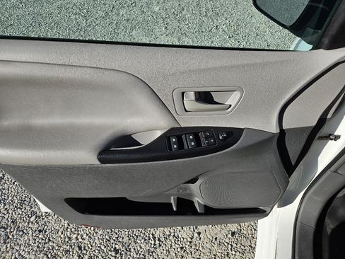 Used 2016 Toyota Sienna L image 21