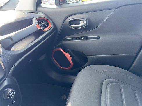 Used 2020 Jeep Renegade Latitude image 16