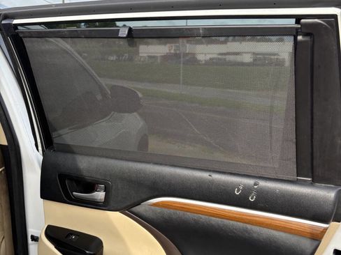 Used 2017 Toyota Highlander AWD V6 image 14