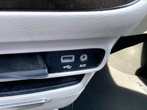 Used 2018 Chrysler Pacifica Touring-L FWD image 30