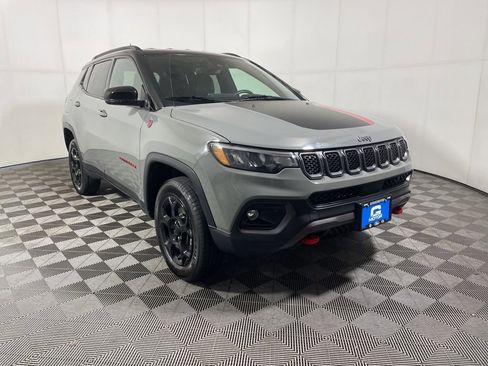 Used 2024 Jeep Compass Trailhawk AWD/4WD image 2