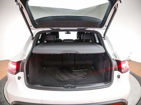Certified 2022 Porsche Macan AWD/4WD image 29