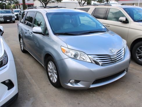 Used 2013 Toyota Sienna Limited w/ Advanced Technology Pkg FWD image 2