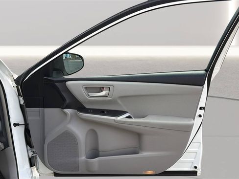 Used 2015 Toyota Camry LE FWD image 16