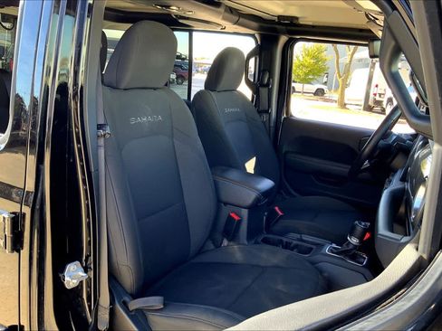 Used 2019 Jeep Wrangler Unlimited Sahara image 8