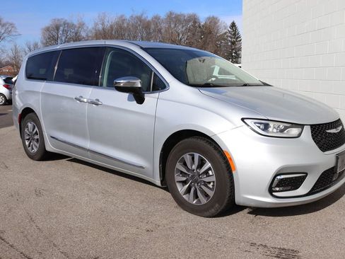 Used 2023 Chrysler Pacifica Limited image 47