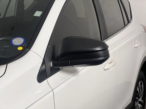 Used 2018 Toyota RAV4 LE FWD image 12