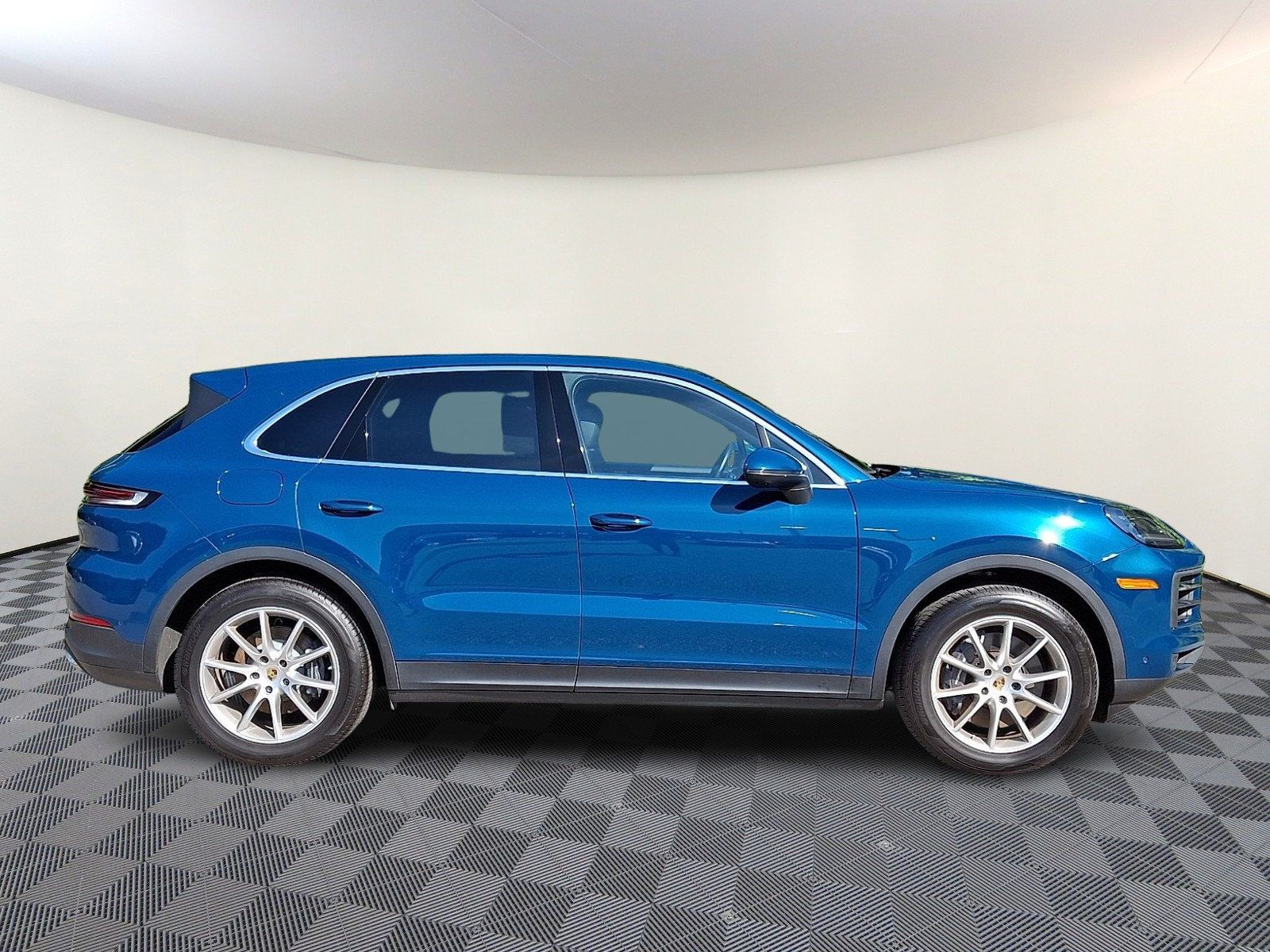 Used 2024 Porsche Cayenne AWD/4WD image 7
