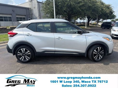 Used 2019 Nissan Kicks SR w/ SR Premium Package FWD image 2