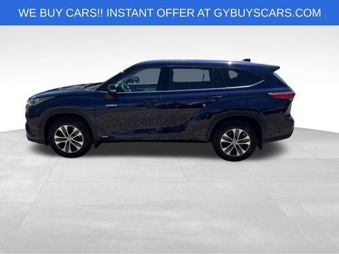 Used 2021 Toyota Highlander XLE AWD/4WD image 2