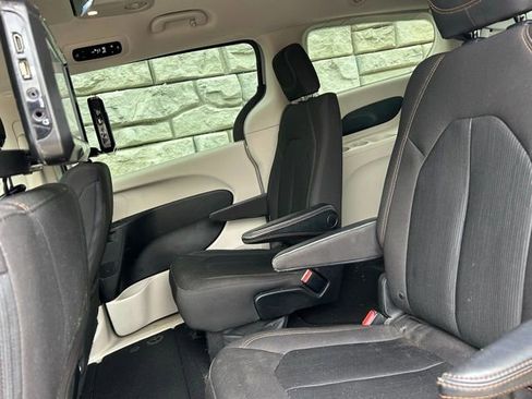 Certified 2017 Chrysler Pacifica Touring FWD image 9