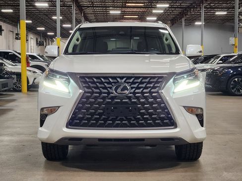 Used 2023 Lexus GX 460 Premium w/ Premium Package image 2