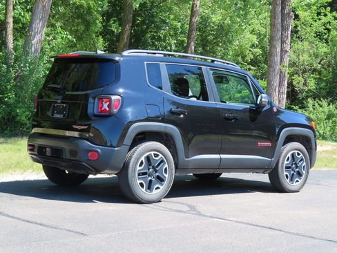 Used 2017 Jeep Renegade Trailhawk w/ Premium Trailhawk Package AWD/4WD image 3