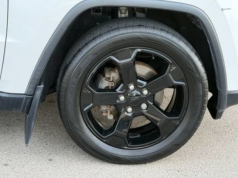 Used 2019 Jeep Grand Cherokee Laredo RWD image 9