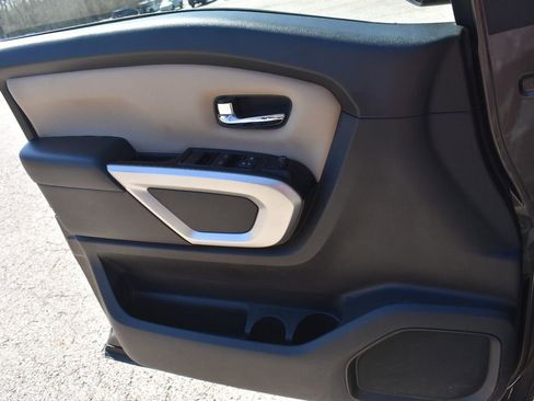 Used 2018 Nissan Titan SV w/ SV Convenience Package image 38