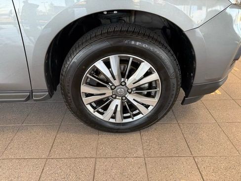 Used 2020 Nissan Pathfinder S image 10