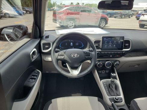 Used 2025 Hyundai Venue SEL FWD image 29