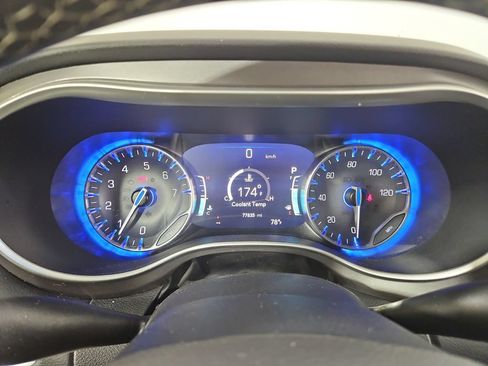 Used 2023 Chrysler Pacifica Touring-L FWD image 16