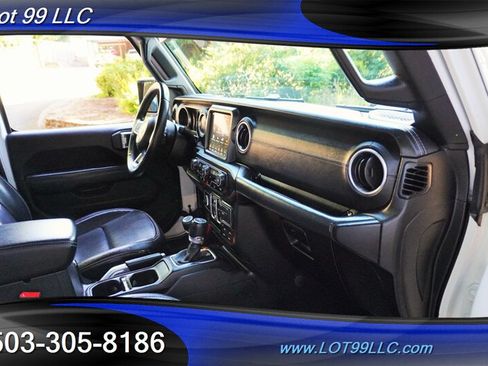 Used 2018 Jeep Wrangler Unlimited Sahara AWD/4WD image 16