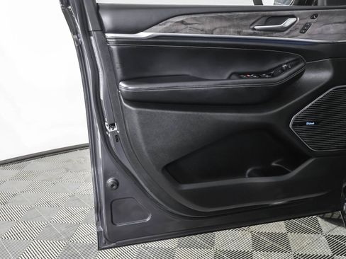 Used 2022 Jeep Grand Cherokee Overland w/ Luxury Tech Group IV AWD/4WD image 36