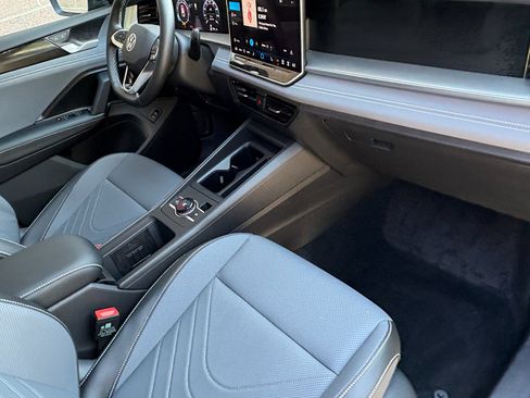 Used 2025 Volkswagen Tiguan SE w/ Panoramic Sunroof Package AWD/4WD image 31