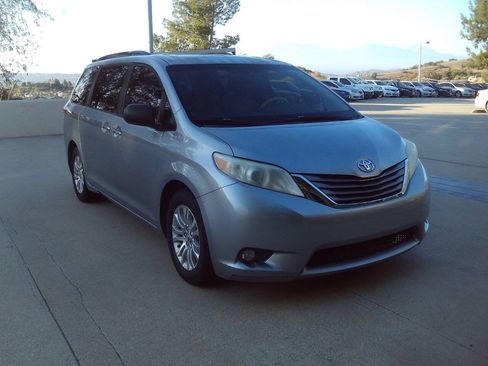 Used 2012 Toyota Sienna XLE w/ Premium Pkg FWD image 31