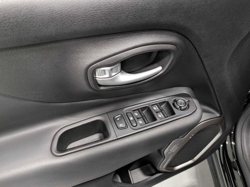 Used 2023 Jeep Renegade Latitude w/ Premium Group image 40