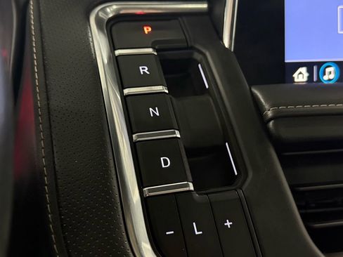 Used 2021 Chevrolet Suburban Premier w/ Premium Package image 23