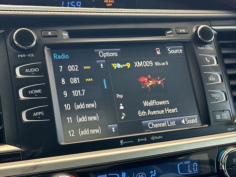 Used 2017 Toyota Highlander XLE image 19