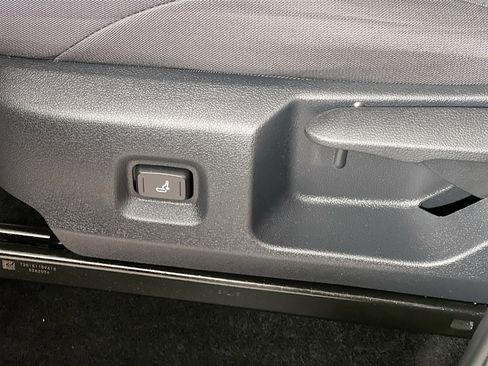 Used 2025 Toyota Tacoma SR5 AWD/4WD image 15