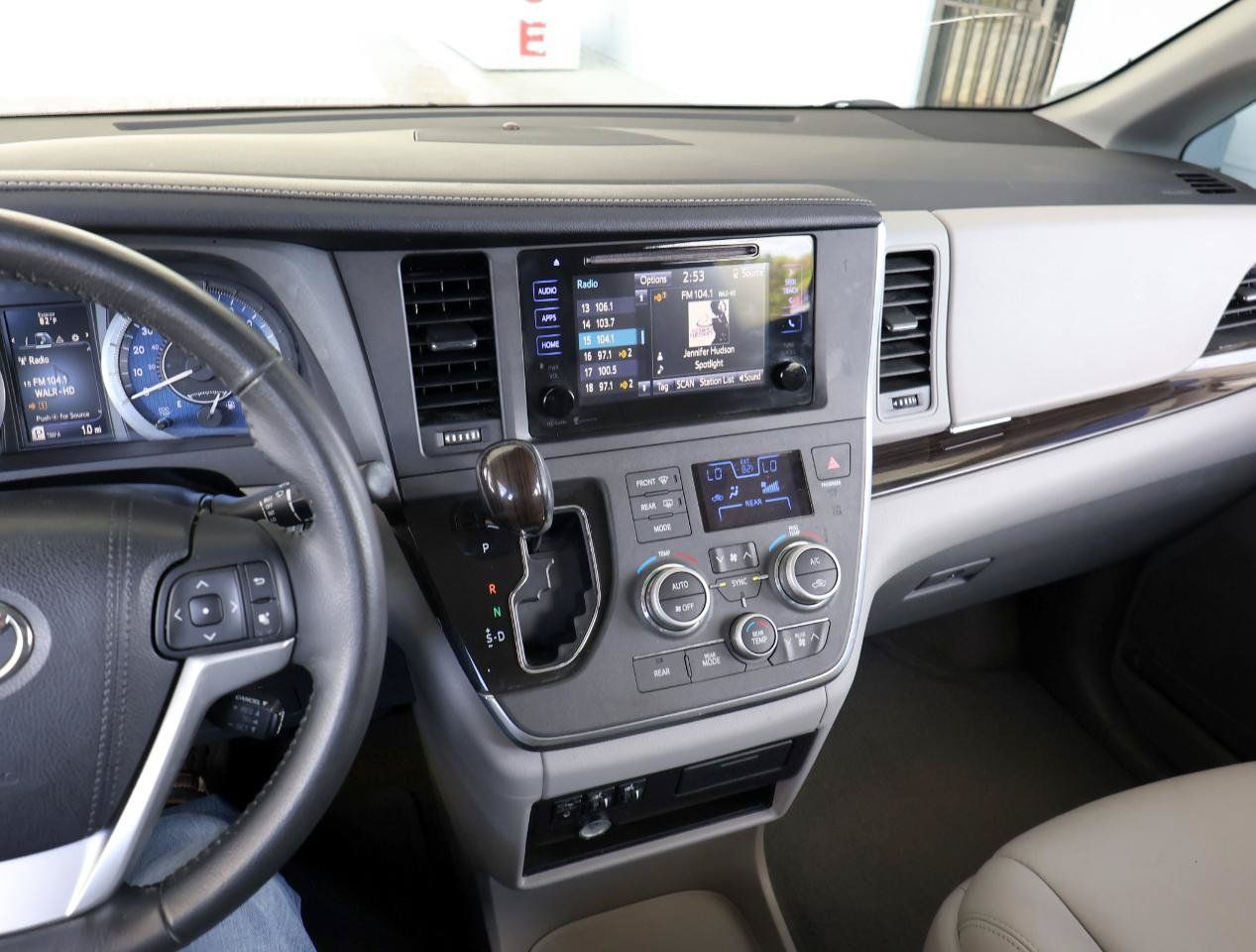Used 2015 Toyota Sienna XLE FWD image 46