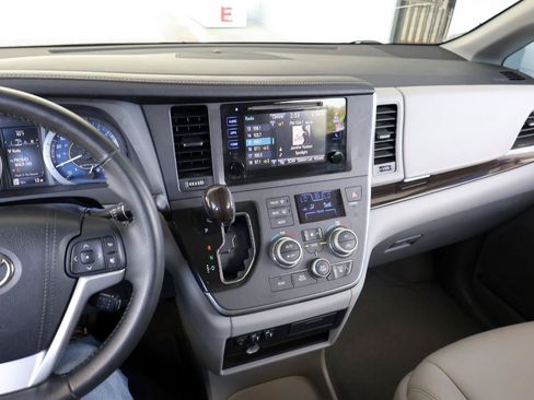 Used 2015 Toyota Sienna XLE FWD image 46