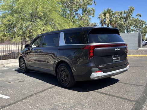 Used 2025 Kia Carnival FWD image 4