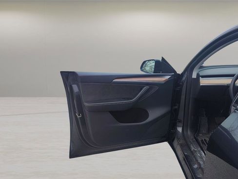 Used 2024 Tesla Model Y Long Range image 15