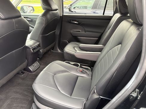 Used 2023 Toyota Highlander XLE AWD/4WD image 20