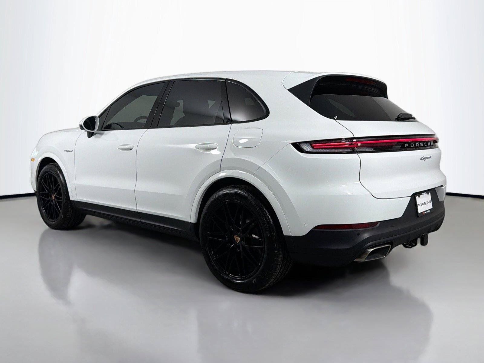 Certified 2025 Porsche Cayenne E-Hybrid AWD/4WD image 3