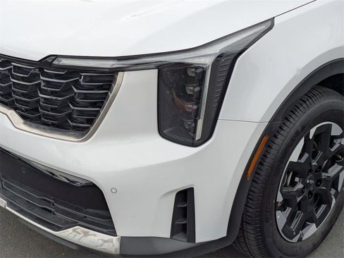 Used 2024 Kia Sorento S image 11